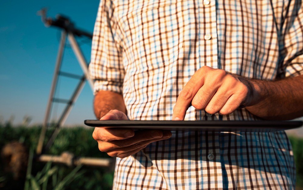 Homem com tablet administrando o agronegócio