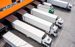 Caminhões saindo da rede de distribuição